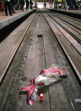 Ramos_flores_vias_Atocha_11-M-2.jpg