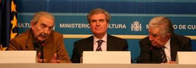 JURADOS. Juan Gelman, Antonio Gamoneda (premios Cervantes 2007y 2006, respectivamente) y el ministro de Cultura espaÃ±ol, CÃ©sar Antonio Molina. GENTILEZA IRENE BENITO