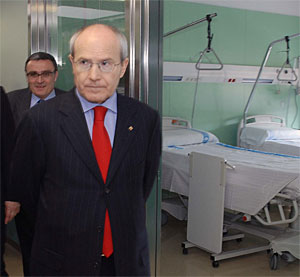JosÃ© Montilla en el Hospital Arnau de Vilanova (Efe)