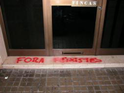 Nueva pintada contra la defensa del castellano