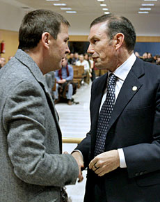 Ibarretxe con Otegi. (Foto: Reuters) Ibarretxe con Otegi. (Foto: Reuters)