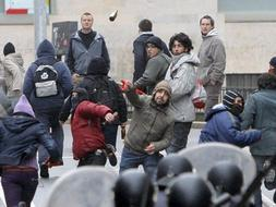 La policÃ­a dispersa a un grupo de independentistas que arrojan botellas | EFE