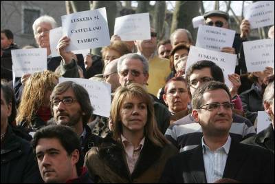 IÃ±aki OyarzÃ¡bal (izquierda), MarÃ­a Dolores de Cospedal y Antonio Basagoti, ayer, en la protesta lingÃ¼Ã­stica frente a la sede del PNV en Bilbao. - MIKEL AGIRREZABAL