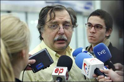 El eurodiputado espaÃ±ol Luis Herrero atiende a la prensa a su llegada al Aeropuerto de Barajas, Madrid. - EFE
