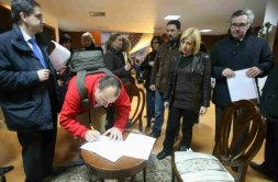 Padres de La Pureza recogen firmas, entre ellos el popular Leopoldo Barreda (izq.). / M. BARTOLOMÃ‰