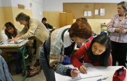 Pocos alumnos en clase, acoge casi el 70% de la inmigraciÃ³n y tiene muchos profesores de refuerzo / F. GÃ“MEZ