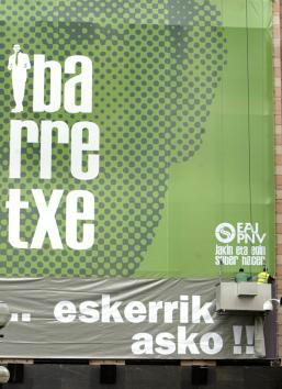 Dos operarios Â«tuneanÂ» una lona publicitaria del PNV dando las gracias a los votantes | EFE