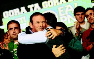 Simpatizantes del PNV ondean ikurriÃ±as, ayer en el acto de Bilbao. Foto: AFP / RAFA RIVAS