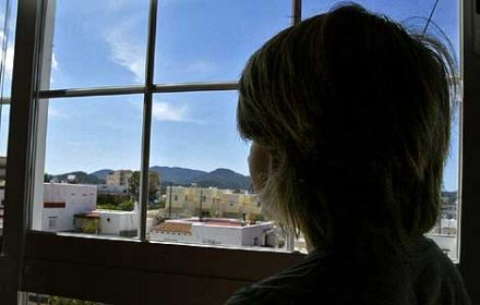 Olav mira por la ventana de su casa en Ibiza, donde su colegio, el Cervantes, no le permite examinarse en espaÃ±ol. | T. Escobar
