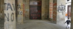 Pintadas contra el TAV aparecidas en unas dependencias del Ayuntamiento de Ordizia. / LOBO ALTUNA