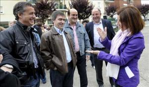 El presidente de la ejecutiva del PNV, IÃ±igo Urkullu (i), y la candidata de este partido para las elecciones europeas, Izaskun Bilbao (d), durante el acto polÃ­tico en el que han participado hoy en ZaldÃ­bar (Vizcaya). EFE