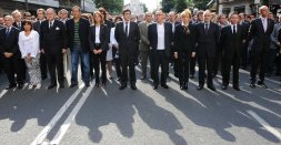 El lehendakari Patxi LÃ³pez y Arantza Quiroga junto a los numerosos responsables institucionales que acudieron a la manifestaciÃ³n de Bilbao. /I. PÃ‰REZ