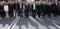 Representantes de todos los partidos esperan el comienzo de la manifestaciÃ³n que recorriÃ³ Bilbao el sÃ¡bado para rechazar el Ãºltimo asesinato de ETA. / I. PÃ‰REZ
