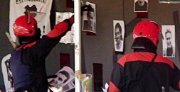 Agentes retiran fotografÃ­as de reclusos de la banda terrorista en la zona de txosnas de Barakaldo. / LUIS CALABOR