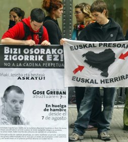 Los jÃ³venes que apoyan a ETA tienen un criterio Â«muy claroÂ», asegura Elzo. / AFP