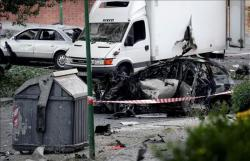 Uno de los coches afectados por la explosión. EFE Uno de los coches afectados por la explosión. EFE