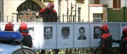 Ertzaintzas retiran los cuadros de los etarras en MondragÃ³n