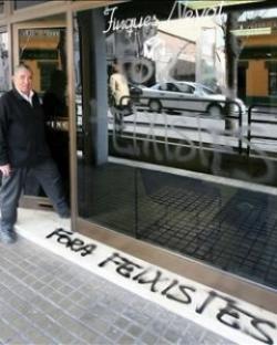 Nevot, a las puertas de su negocio lleno de pintadas. (Archivo) Nevot, a las puertas de su negocio lleno de pintadas. (Archivo)