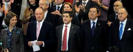 Sus Majestades los Reyes junto a Patxi López en el palco del Bizkaia Arena. | EFE Sus Majestades los Reyes junto a Patxi López en el palco del Bizkaia Arena. | EFE