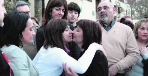 Sandra Carrasco saluda a Paqui Hernández ante Romero, Mendia y Pastor, en La Peña. :: TELEPRESS Sandra Carrasco saluda a Paqui Hernández ante Romero, Mendia y Pastor, en La Peña. :: TELEPRESS