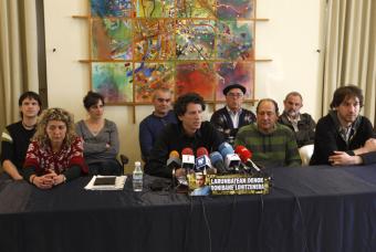 Rueda de prensa de familiares y amigos de Jon Anza celebrada el martes en Hernani. En el centro, ante los micrófonos, Jon Enparantza, y a la derecha, cruzado de brazos, Iker Sarriegi.- JESÚS URIARTE Rueda de prensa de familiares y amigos de Jon Anza celebrada el martes en Hernani. En el centro, ante los micrófonos, Jon Enparantza, y a la derecha, cruzado de brazos, Iker Sarriegi.- JESÚS URIARTE