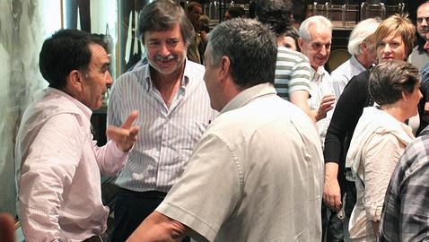 TELEPRESS. Usabiaga (en el centro) con los ex dirigentes abertzales Iruin y Gordejuela en un acto de apoyo en Bilbao, el pasado dÃ­a 4, a Â«Adierazi EH!Â»