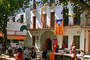 La seÃ±era y la â€™esteladaâ€™ independentista han sido las Ãºnicas banderas que han ondeado en la fachada del Ayuntamiento de Arenys de Munt (foto: aplecindependencia.cat).