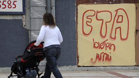 AFP-Pintada a favor de la ETA en Berango