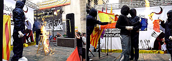 Quema de una imagen del Rey y de las banderas de España y Francia durante la manifestación independentista de la Diada en Barcelona (foto: LVdB). Quema de una imagen del Rey y de las banderas de España y Francia durante la manifestación independentista de la Diada en Barcelona (foto: LVdB).