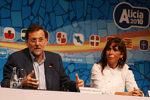 Mariano Rajoy, con Alicia Camacho, durante su intervenciÃ³n ante los representantes de las casas regionales (Foto: PP de CataluÃ±a).