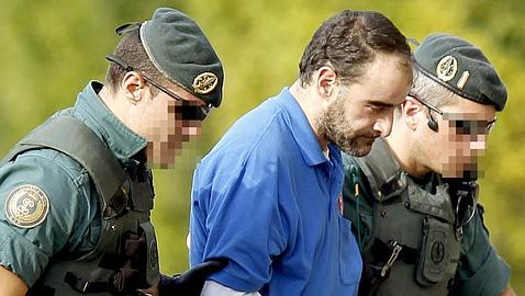 Atristain, conducido por la Guardia Civil a un registro. EFE