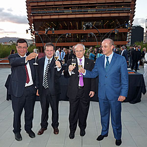 El presidente de la CMT, Reinaldo RodrÃ­guez; el alcalde de Barcelona, Jordi Hereu; el presidente de la Generalidad, JosÃ© Montilla; y el ministro de Industra, Turismo y Comercio, Miguel SebastiÃ¡n, durante la inauguraciÃ³n de la nueva sede de la CMT en Barcelona (Foto: LVdB).