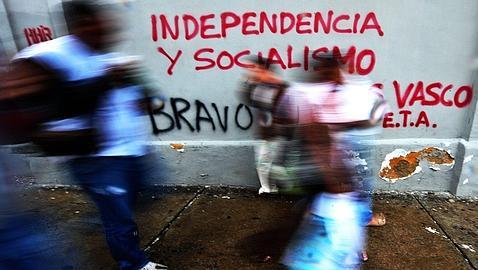 AFP/Pintadas a favor de ETA que aparecieron recientemente en una calle de Caracas.
