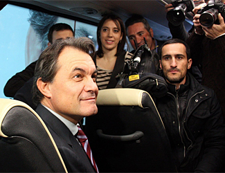 Artur Mas, este miércoles, en el autobús de los periodistas puesto a disposición de estos por CiU para seguir la campaña electoral (Foto: CiU). Artur Mas, este miércoles, en el autobús de los periodistas puesto a disposición de estos por CiU para seguir la campaña electoral (Foto: CiU).