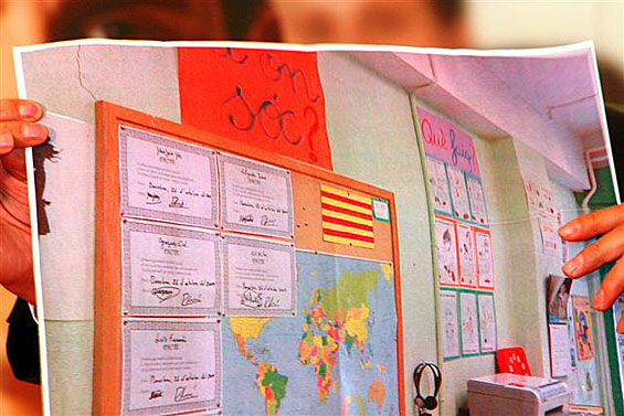 Una imagen de la pared del â€™aula de acogidaâ€™ con los â€™pactosâ€™ para hablar â€™siempre catalÃ¡nâ€™ firmados por los alumnos inmigrantes (Foto: JSM).