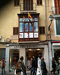 Fachada de la sede de CÃrculo Balear con los impactos de pintura (Foto: CÃrculo Balear). Fachada de la sede de CÃrculo Balear con los impactos de pintura (Foto: CÃrculo Balear).