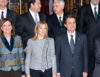 Ortega y el resto de consejeros autonómicos, rodeando a Mas, posando en la foto de familia, este miércoles en el Palacio de la Generalidad (Foto: gencat.cat). Ortega y el resto de consejeros autonómicos, rodeando a Mas, posando en la foto de familia, este miércoles en el Palacio de la Generalidad (Foto: gencat.cat).