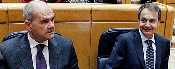 El vicepresidente del Gobierno y ministro de Administraciones PÃºblicas, Manuel Chaves, y el presidente del Gobierno, JosÃ© Luis RodrÃ­guez Zapatero, este miÃ©rcoles en el Senado (Foto: La Moncloa).