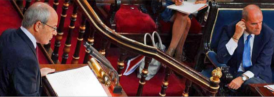 El vicepresidente del Gobierno y ministro de Administraciones PÃºblicas, Manuel Chaves, usando el sistema de traducciÃ³n simultÃ¡nea para entender al presidente autonÃ³mico de CataluÃ±a, JosÃ© Montilla, el pasado 24 mayo de 2010 en el Senado, a pesar de que ambos son andaluces y tienen el castellano como lengua materna (Foto: â€™El Mundoâ€™).
