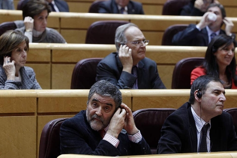 El socialista Aleu se ajusta el auricular para escuchar la traducciÃ³n. | Javier Barbancho