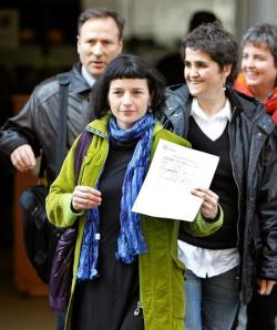 Maider Etxebarria a la entrada del registro. | EFE Maider Etxebarria a la entrada del registro. | EFE