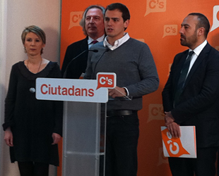 Rivera, en la imagen acompaÃ±ado de los cabezas de lista de C's para el Ayuntamiento de Barcelona, ha criticado las palabras de Rajoy sobre la posibilidad de acordar un concierto econÃ³mico para la Generalidad (Foto: LVdB).