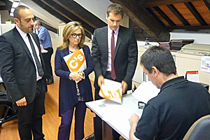 Los tres diputados autonómicos de Ciudadanos en el momento de registrar la propuesta de modificación de la Ley de Educación en el Parlamento autonómico de Cataluña (Foto: Ciudadanos). Los tres diputados autonómicos de Ciudadanos en el momento de registrar la propuesta de modificación de la Ley de Educación en el Parlamento autonómico de Cataluña (Foto: Ciudadanos).