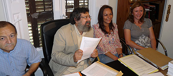 El presidente de Convivencia CÃ­vica Catalana, Francisco Caja, junto a los padres de alumnos promotores de los recursos en favor del bilingÃ¼ismo escolar, Feliciano SÃ¡nchez, Consuelo Santos y Marina Gala (Foto: LVdB).