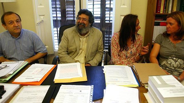 INÉS BAUCELLS / Francisco Caja (centro) junto a los padres denunciantes INÉS BAUCELLS / Francisco Caja (centro) junto a los padres denunciantes