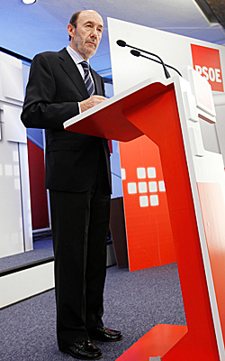 Rubalcaba, durante la rueda de prensa de este lunes (Foto: PSOE).