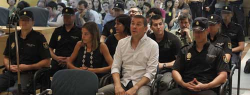 Otegi en el banquillo antes de declarar (EFE) Otegi en el banquillo antes de declarar (EFE)