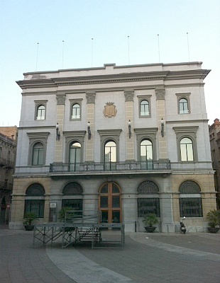 Fachada del Ayuntamiento de Igualada (Barcelona) en una fotografÃa tomada el pasado miércoles, sin las banderas de la ciudad, de Cataluña, de España y de la Unión Europea (Foto: anoiadiari.cat). Fachada del Ayuntamiento de Igualada (Barcelona) en una fotografÃa tomada el pasado miércoles, sin las banderas de la ciudad, de Cataluña, de España y de la Unión Europea (Foto: anoiadiari.cat).