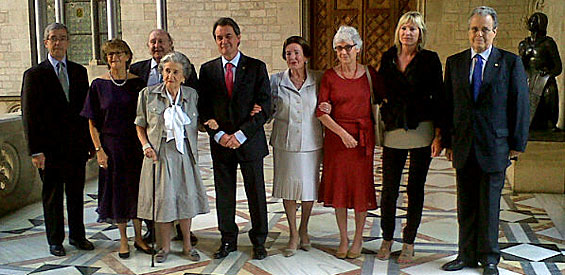 El presidente de la Generalidad, Artur Mas, durante la recepción institucional ofrecida este lunes a Òmnium Cultural con motivo de su 50 aniversario. Junto a él, la presidenta de la entidad, Muriel Casals, y varios descendientes de los cinco fundadores (Foto: Òmnium Cultural). El presidente de la Generalidad, Artur Mas, durante la recepción institucional ofrecida este lunes a Òmnium Cultural con motivo de su 50 aniversario. Junto a él, la presidenta de la entidad, Muriel Casals, y varios descendientes de los cinco fundadores (Foto: Òmnium Cultural).