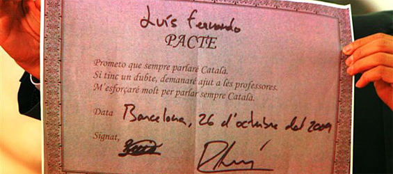 Cartel firmado por un alumno de un 'aula de acogida' para niños inmigrantes por el que se compromente a hablar 'siempre catalán' (Foto: JSM). Cartel firmado por un alumno de un 'aula de acogida' para niños inmigrantes por el que se compromente a hablar 'siempre catalán' (Foto: JSM).